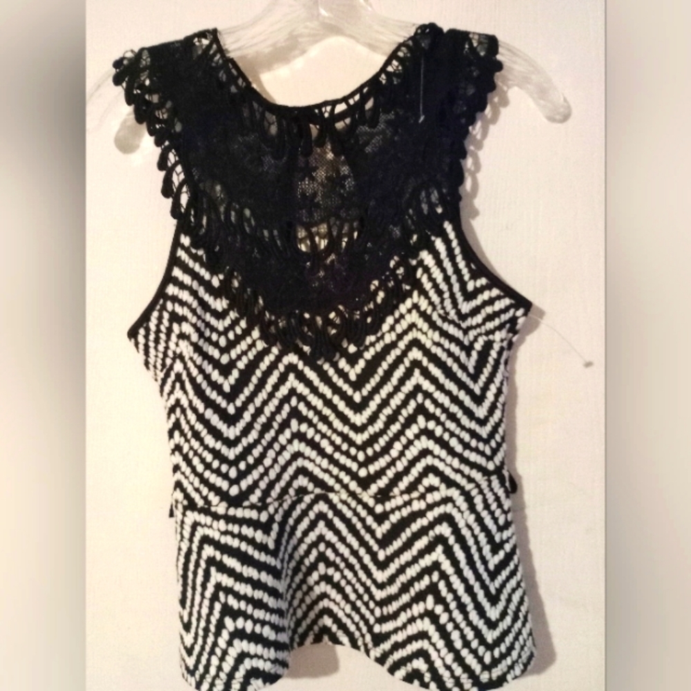 KIMCINE Sz.‎ Small Black & White w Black Lace Sleeveless Top